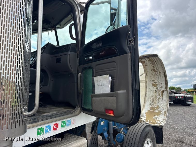 image for item ET2234 2012 Peterbilt 367 semi truck