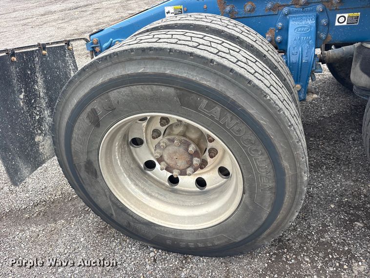 image for item ET2234 2012 Peterbilt 367 semi truck