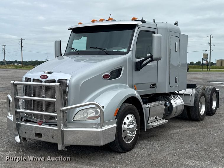 image for item ET6314 2015 Peterbilt  579 semi truck