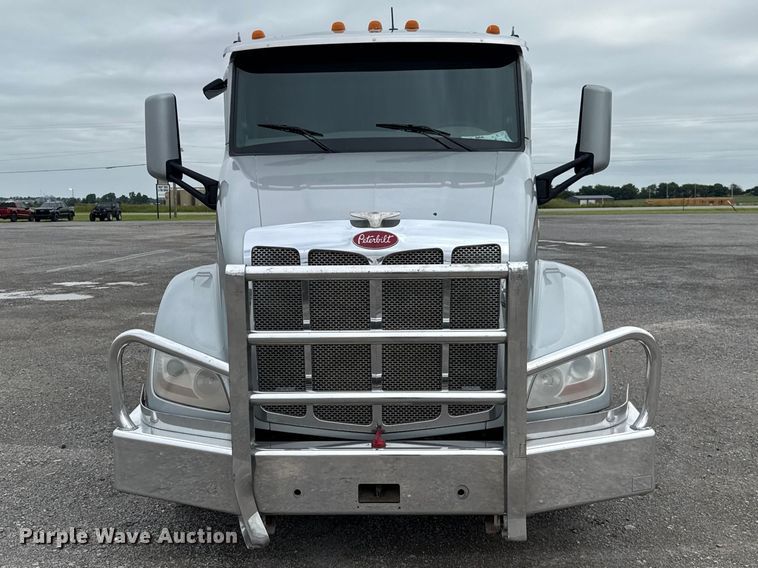 image for item ET6314 2015 Peterbilt  579 semi truck