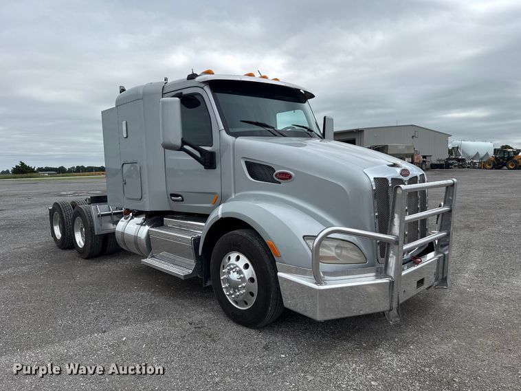 image for item ET6314 2015 Peterbilt  579 semi truck
