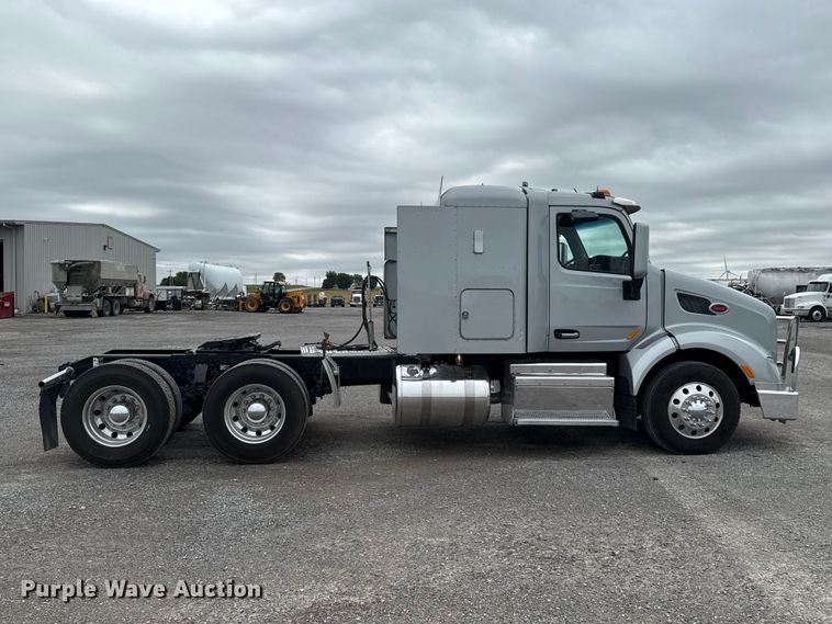 image for item ET6314 2015 Peterbilt  579 semi truck