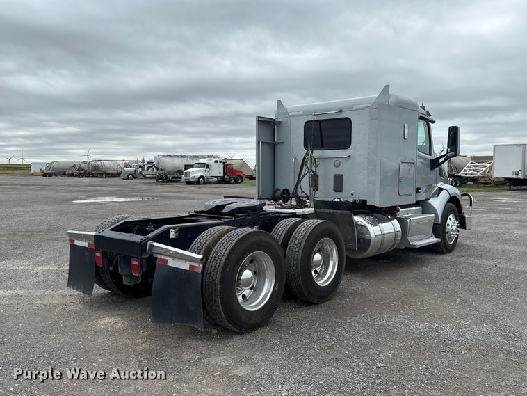 image for item ET6314 2015 Peterbilt  579 semi truck