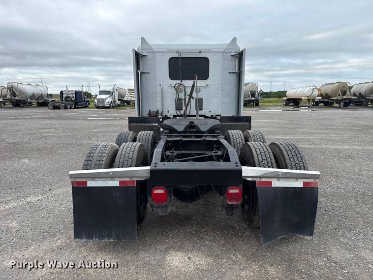 image for item ET6314 2015 Peterbilt  579 semi truck