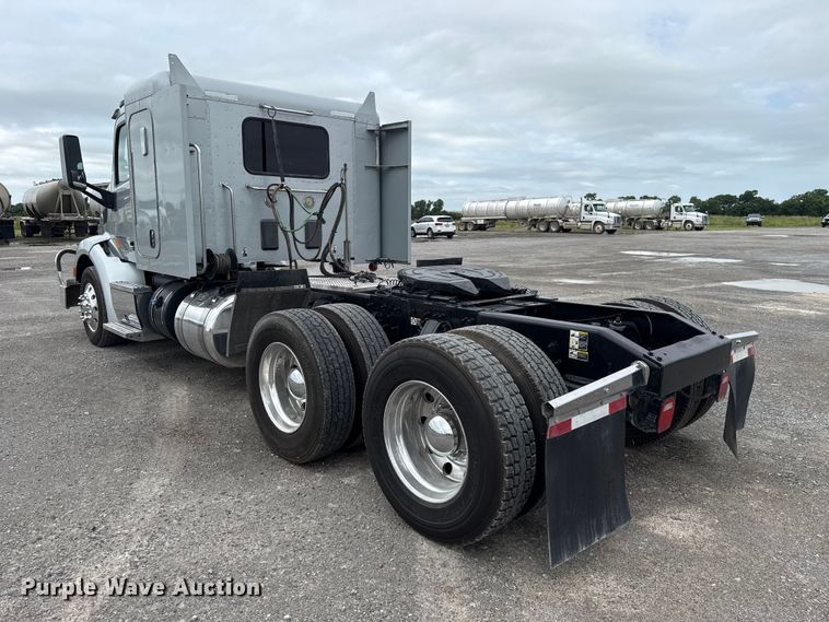image for item ET6314 2015 Peterbilt  579 semi truck