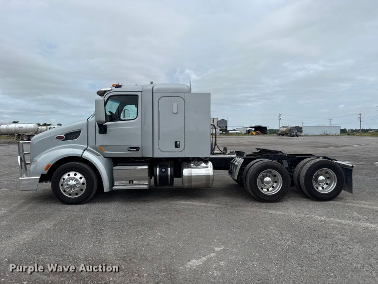 image for item ET6314 2015 Peterbilt  579 semi truck