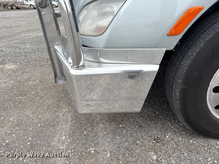 image for item ET6314 2015 Peterbilt  579 semi truck