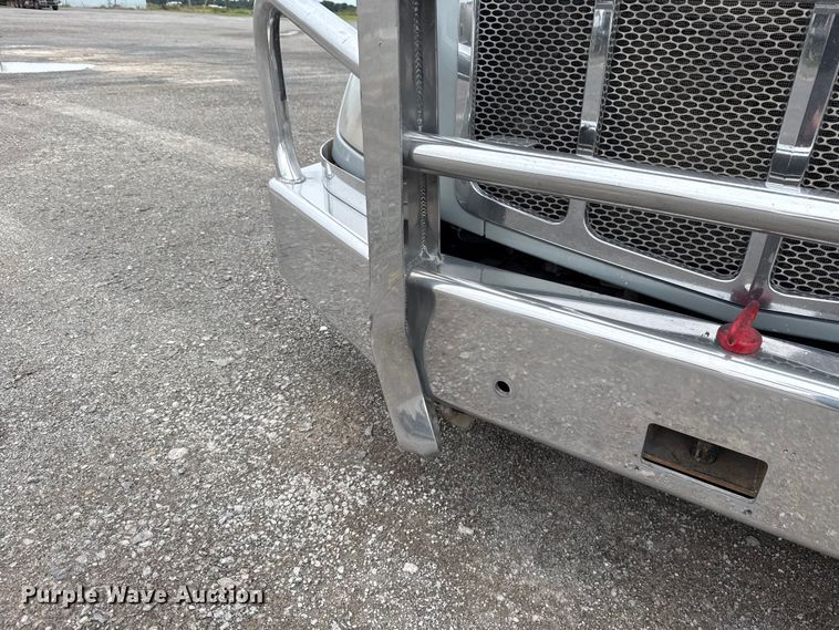 image for item ET6314 2015 Peterbilt  579 semi truck