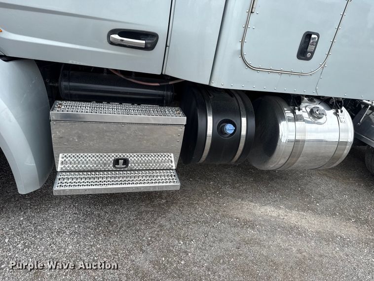 image for item ET6314 2015 Peterbilt  579 semi truck