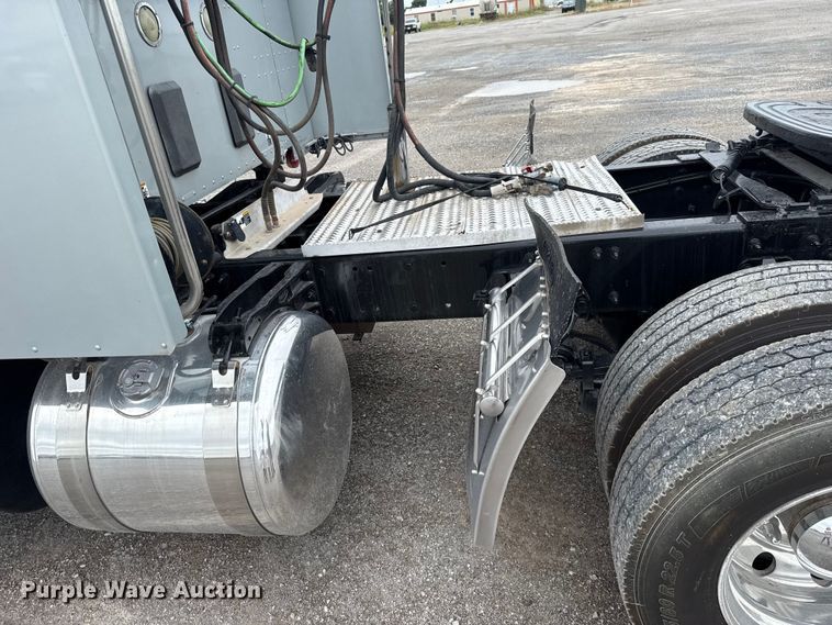 image for item ET6314 2015 Peterbilt  579 semi truck