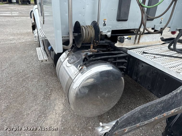 image for item ET6314 2015 Peterbilt  579 semi truck