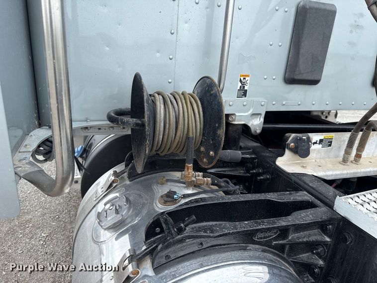 image for item ET6314 2015 Peterbilt  579 semi truck