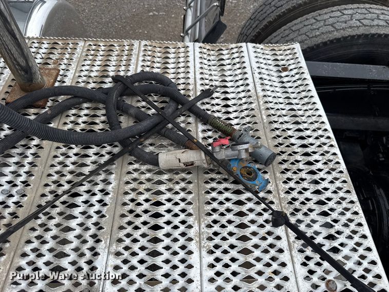 image for item ET6314 2015 Peterbilt  579 semi truck
