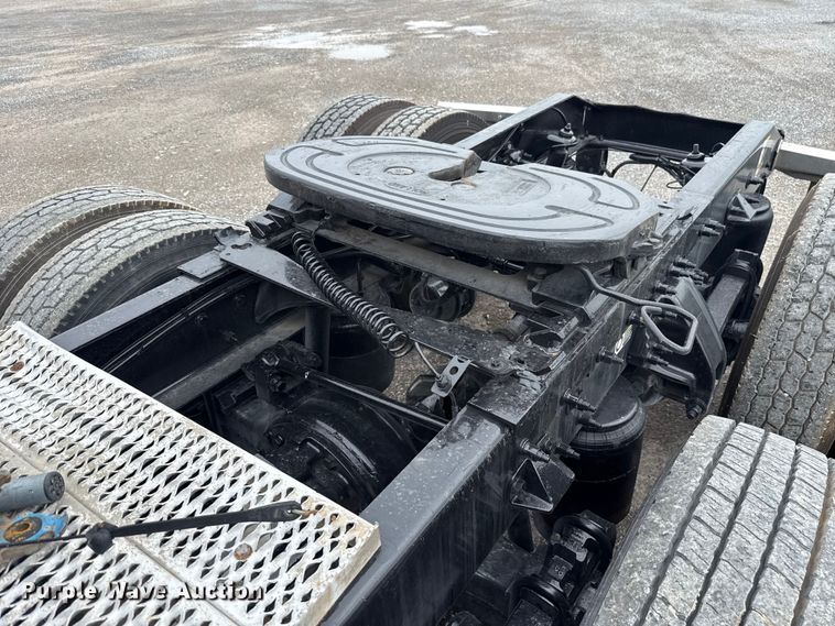 image for item ET6314 2015 Peterbilt  579 semi truck