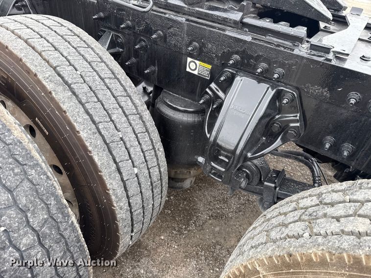image for item ET6314 2015 Peterbilt  579 semi truck