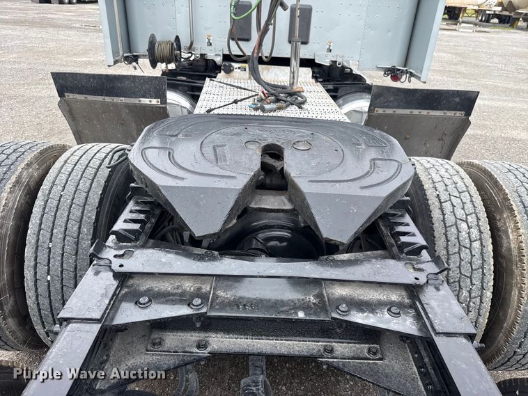 image for item ET6314 2015 Peterbilt  579 semi truck