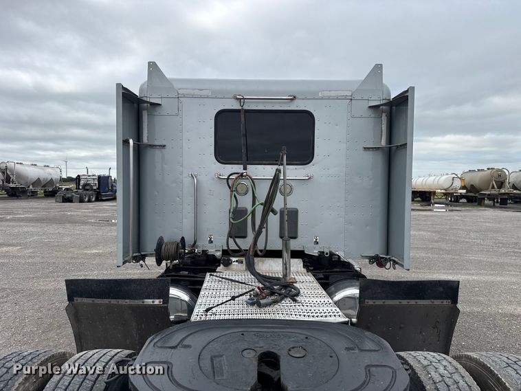 image for item ET6314 2015 Peterbilt  579 semi truck