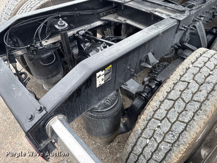 image for item ET6314 2015 Peterbilt  579 semi truck