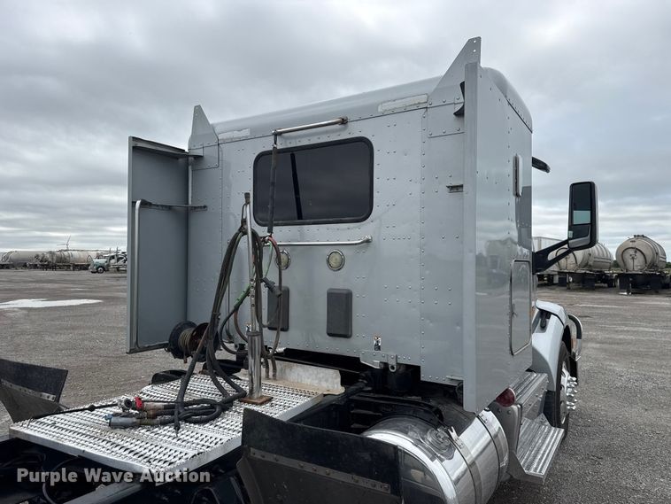 image for item ET6314 2015 Peterbilt  579 semi truck