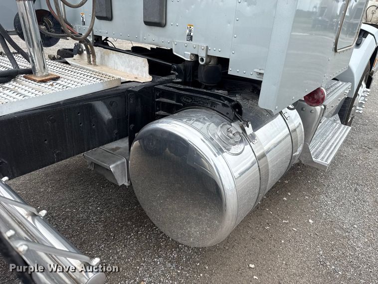 image for item ET6314 2015 Peterbilt  579 semi truck