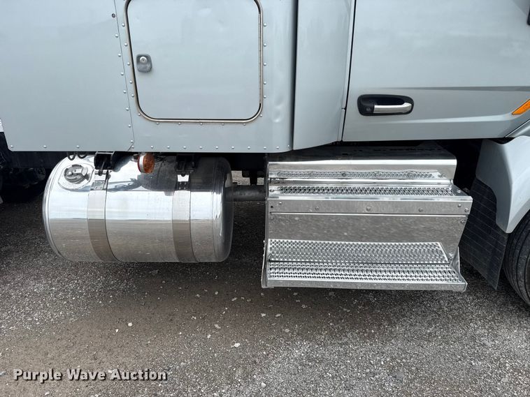 image for item ET6314 2015 Peterbilt  579 semi truck