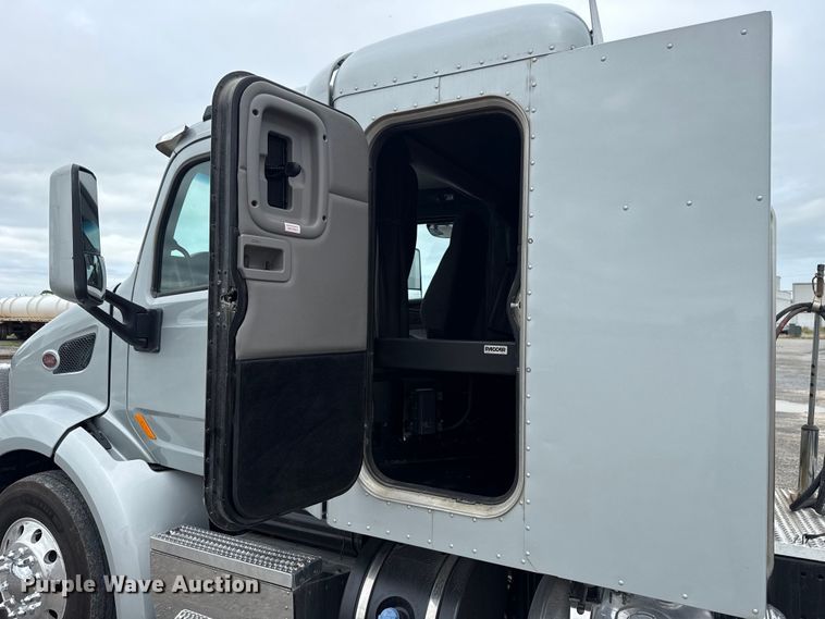 image for item ET6314 2015 Peterbilt  579 semi truck