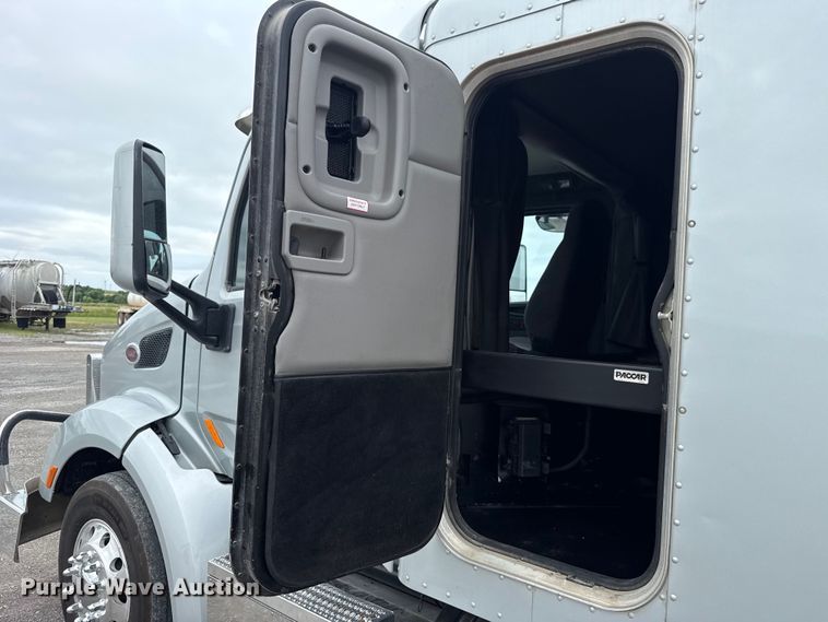 image for item ET6314 2015 Peterbilt  579 semi truck