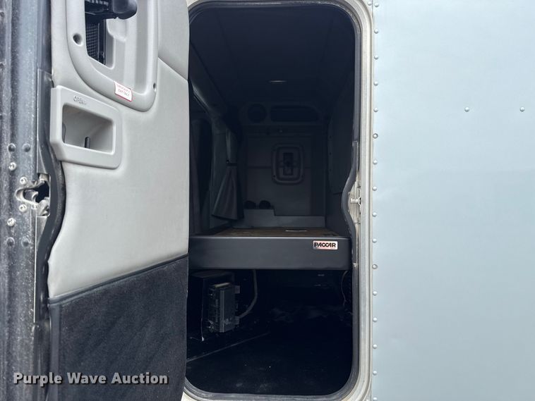image for item ET6314 2015 Peterbilt  579 semi truck