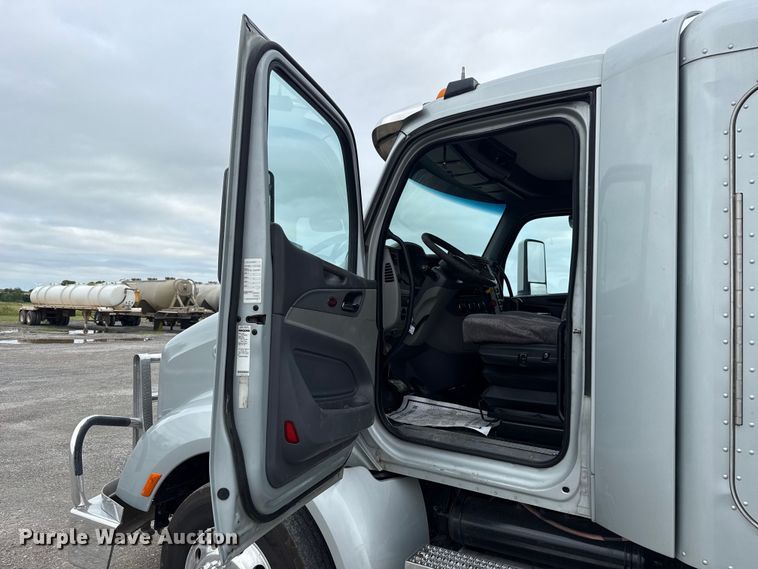 image for item ET6314 2015 Peterbilt  579 semi truck