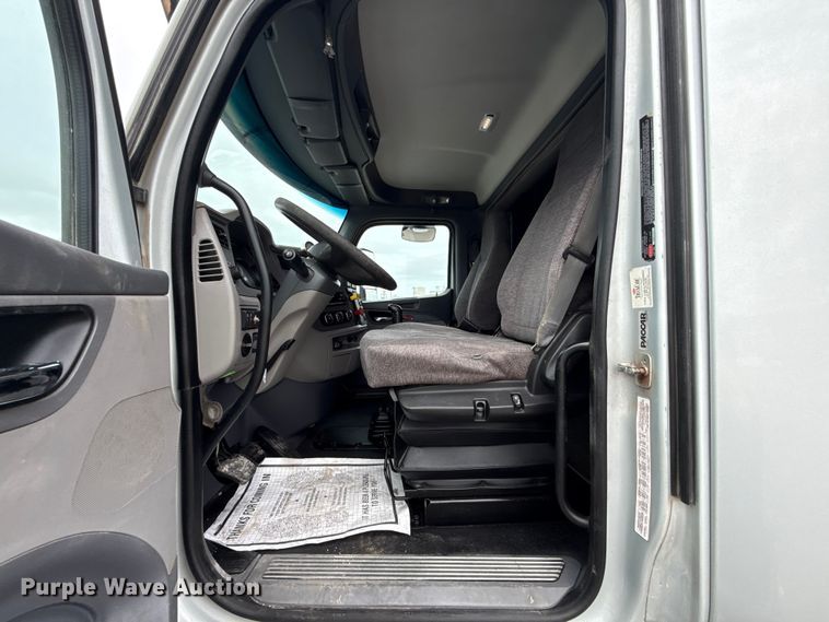 image for item ET6314 2015 Peterbilt  579 semi truck