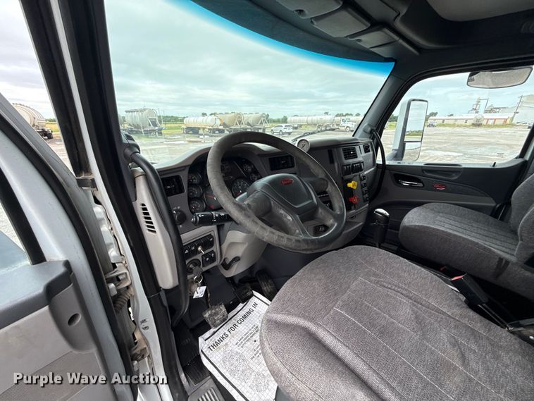 image for item ET6314 2015 Peterbilt  579 semi truck