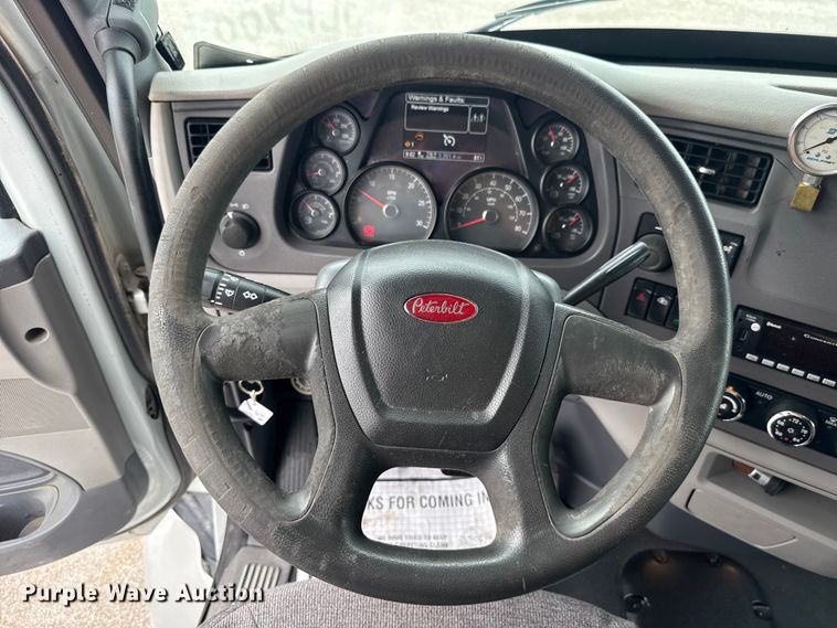 image for item ET6314 2015 Peterbilt  579 semi truck