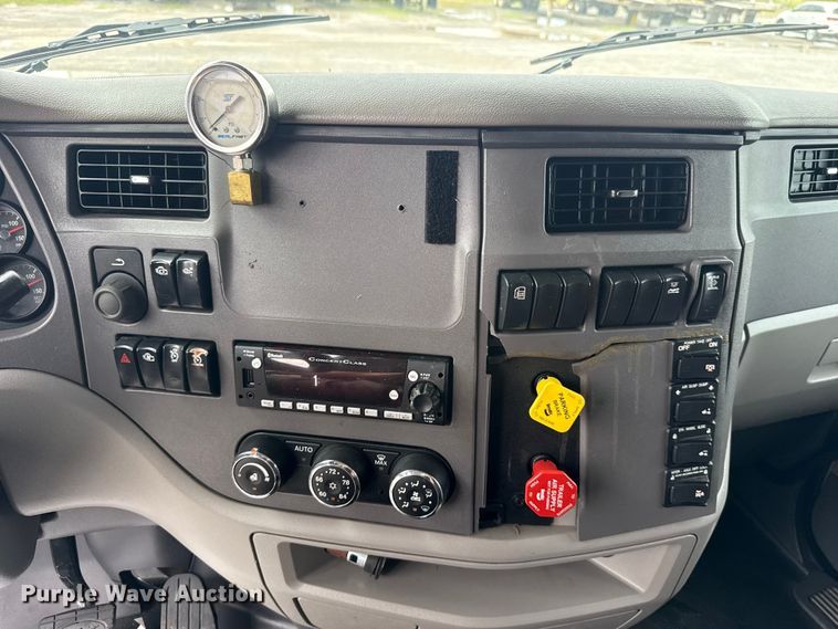 image for item ET6314 2015 Peterbilt  579 semi truck