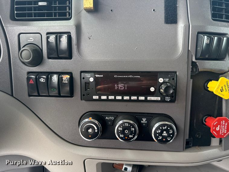image for item ET6314 2015 Peterbilt  579 semi truck