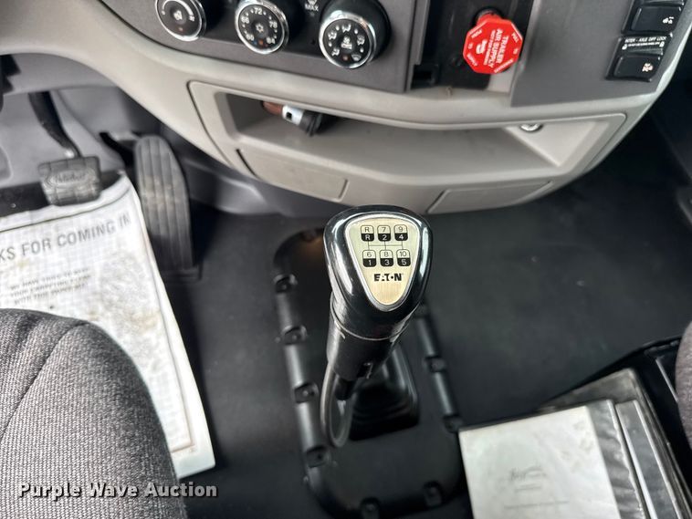 image for item ET6314 2015 Peterbilt  579 semi truck