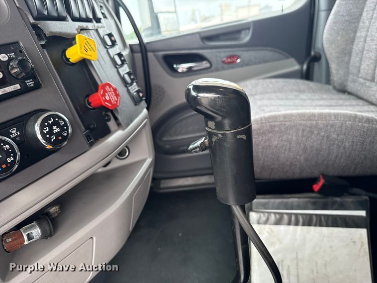 image for item ET6314 2015 Peterbilt  579 semi truck