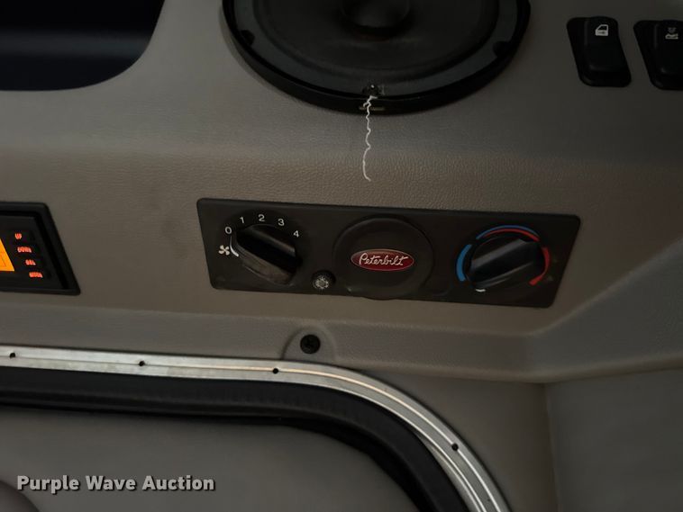 image for item ET6314 2015 Peterbilt  579 semi truck