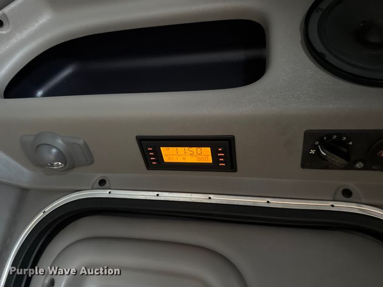 image for item ET6314 2015 Peterbilt  579 semi truck