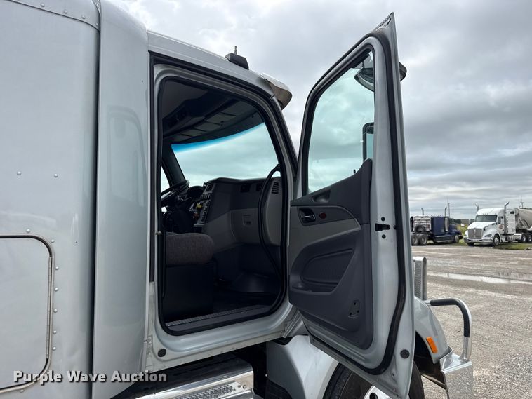 image for item ET6314 2015 Peterbilt  579 semi truck