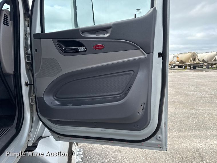image for item ET6314 2015 Peterbilt  579 semi truck
