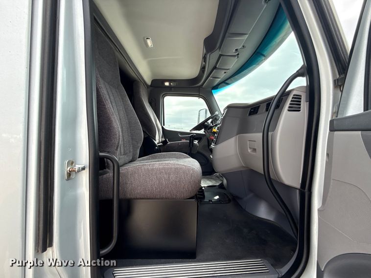 image for item ET6314 2015 Peterbilt  579 semi truck