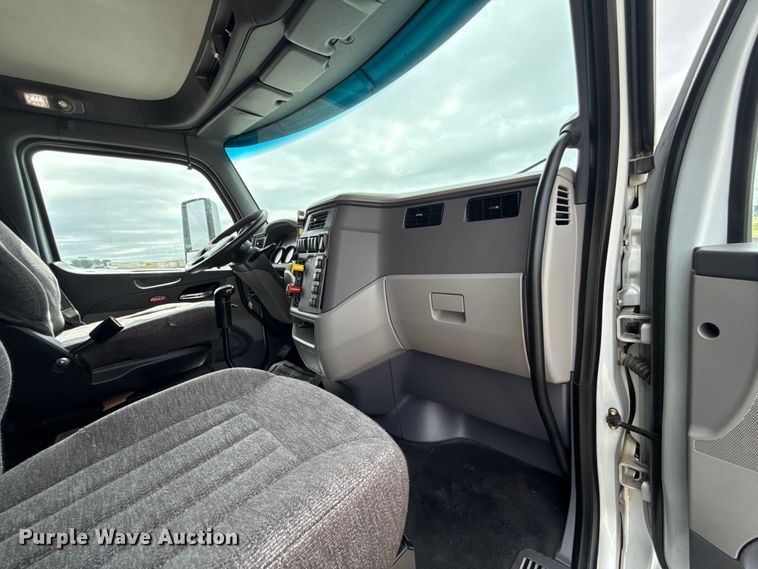 image for item ET6314 2015 Peterbilt  579 semi truck