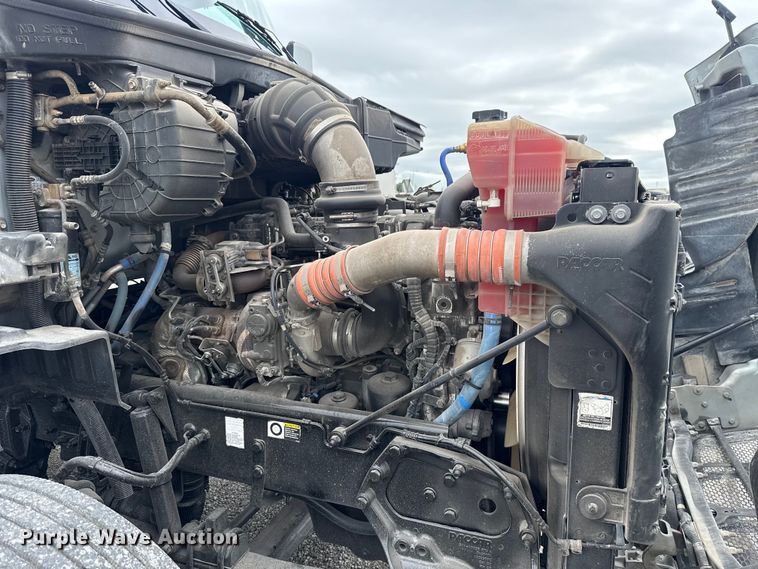 image for item ET6314 2015 Peterbilt  579 semi truck