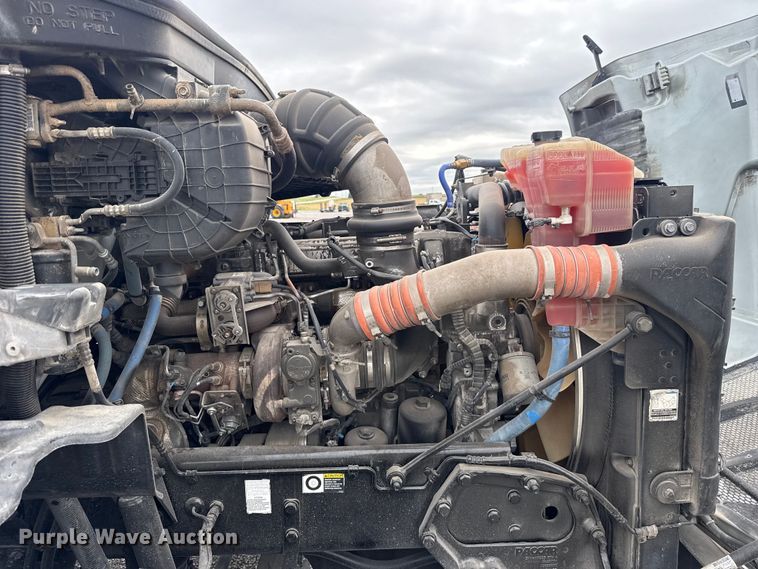 image for item ET6314 2015 Peterbilt  579 semi truck