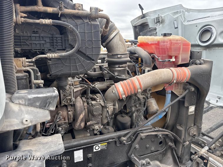 image for item ET6314 2015 Peterbilt  579 semi truck