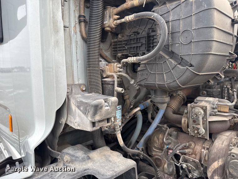 image for item ET6314 2015 Peterbilt  579 semi truck