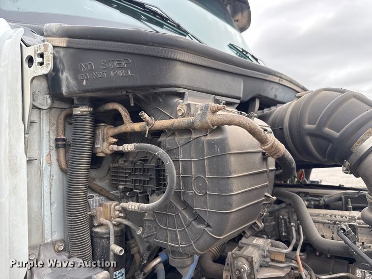 image for item ET6314 2015 Peterbilt  579 semi truck