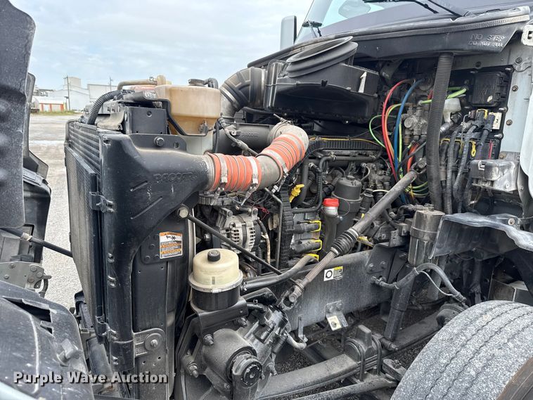 image for item ET6314 2015 Peterbilt  579 semi truck