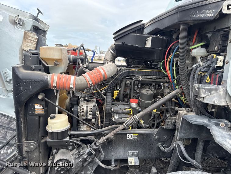 image for item ET6314 2015 Peterbilt  579 semi truck