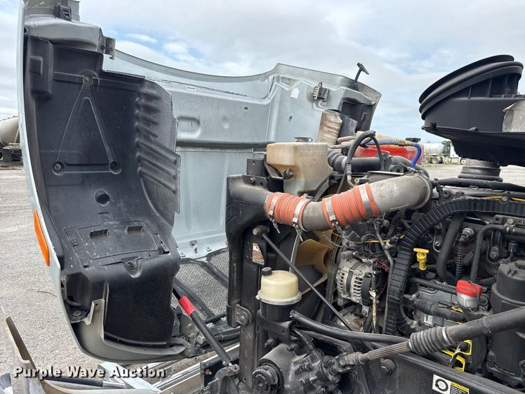 image for item ET6314 2015 Peterbilt  579 semi truck
